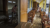 Dua orang guru membersihkan ruangan kelas yang terendam lumpur akibat banjir bandang Sungai Cimanuk di Sekolah PGRI Garut, Jawa Barat.