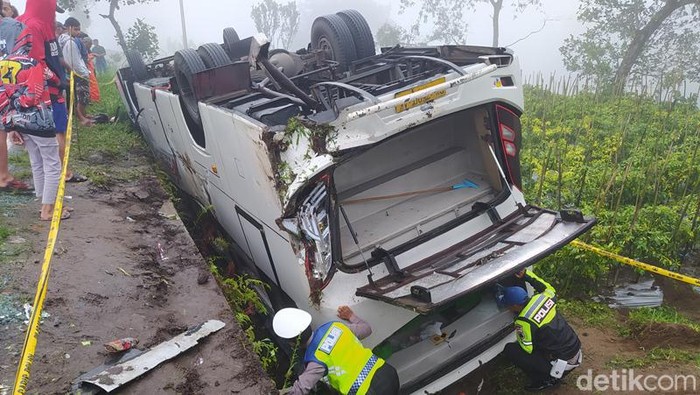 Bus yang membawa rombongan pendaki Gunung Merbabu kecelakaan di kawasan Desa Ketep, Kecamatan Sawangan, Kabupaten Magelang, Sabtu (16/7/2022).