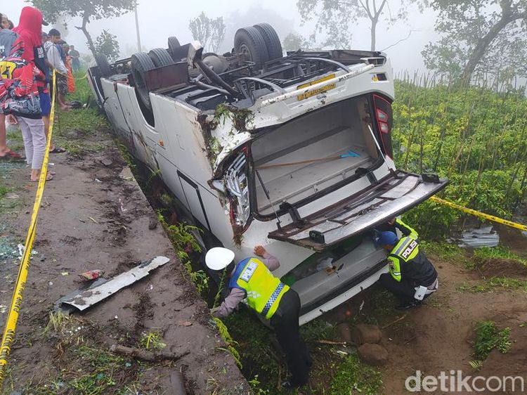 Penampakan Bus Rombongan Pendaki yang Terbalik di Ketep Magelang