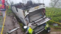 Bus ini mengangkut 34 penumpang dari Jakarta, Bogor, dan lain-lain. Mereka berencana mendaki Gunung Merbabu lewat Basecamp Suwanting, Sawangan, Magelang. (Foto: Eko Susanto/detikJateng)