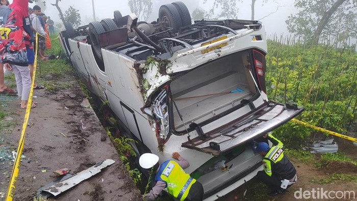 Bus yang membawa rombongan pendaki Gunung Merbabu kecelakaan di kawasan Desa Ketep, Kecamatan Sawangan, Kabupaten Magelang, Sabtu (16/7/2022).