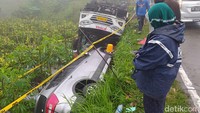 Saat bus itu berjalan mundur karena tak kuat menanjak, di belakangnya ada dua mobil. Satu mobil dapat lolos, tapi 1 mobil ikut terjun ke sawah. (Foto: Eko Susanto/detikJateng)