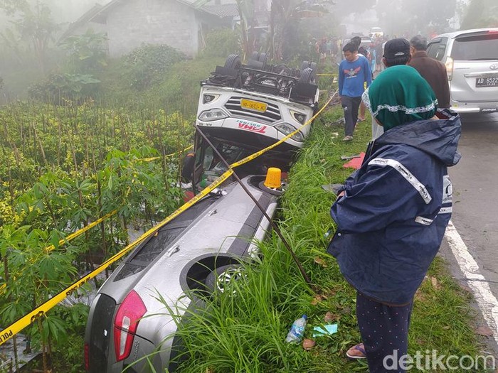 Bus yang membawa rombongan pendaki Gunung Merbabu kecelakaan di kawasan Desa Ketep, Kecamatan Sawangan, Kabupaten Magelang, Sabtu (16/7/2022).