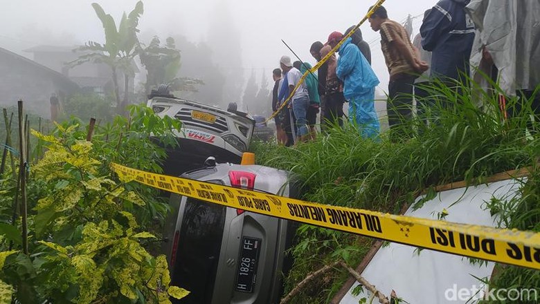 Bus yang membawa rombongan pendaki Gunung Merbabu kecelakaan di kawasan Desa Ketep, Kecamatan Sawangan, Kabupaten Magelang, Sabtu (16/7/2022) siang. Bus yang membawa rombongan pendaki Gunung Merbabu kecelakaan di kawasan Desa Ketep, Kecamatan Sawangan, Kabupaten Magelang, Sabtu (16/7/2022) siang.