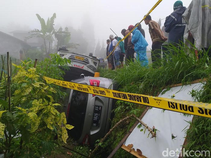 Bus yang membawa rombongan pendaki Gunung Merbabu kecelakaan di kawasan Desa Ketep, Kecamatan Sawangan, Kabupaten Magelang, Sabtu (16/7/2022) siang.