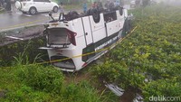 Tak kuat menanjak di jalan Desa Ketep, dekat SMPN 2 Sawangan, bus berjalan mundur dan terbalik di areal lahan pertanian dengan moncong menghadap lawan arah. (Foto: Eko Susanto/detikJateng)