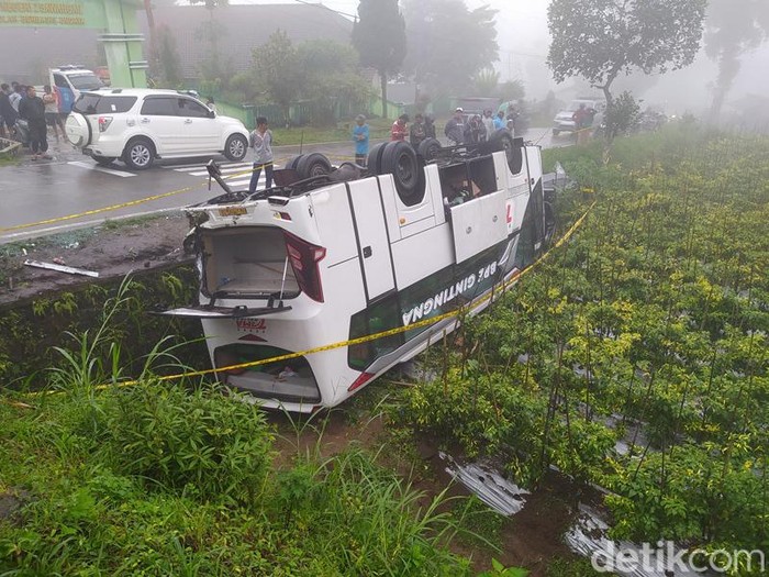 Bus yang membawa rombongan pendaki Gunung Merbabu kecelakaan di kawasan Desa Ketep, Kecamatan Sawangan, Kabupaten Magelang, Sabtu (16/7/2022).