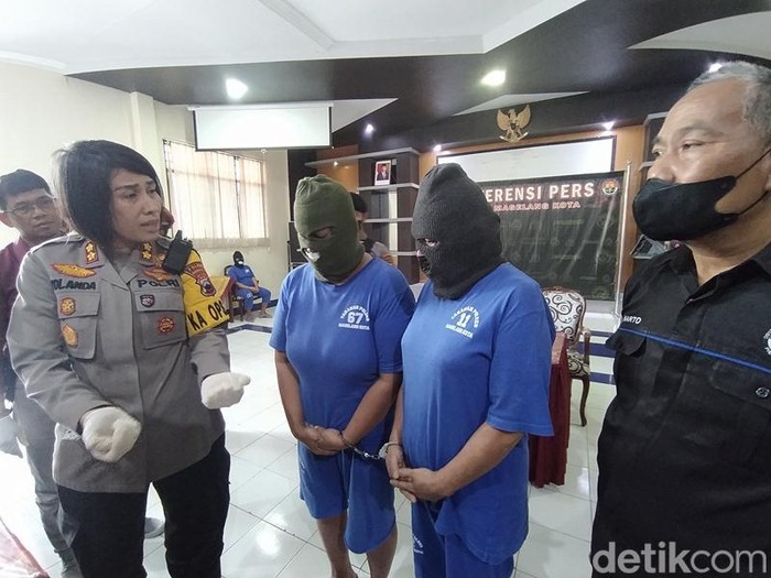 Dua tersangka penipuan yang ditangkap Polres Magelang Kota, Jumat (15/7/2022).