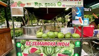 Gerai Es Semangka India ini beberapa waktu lalu viral karena penyajiannya yang unik dan harganya murah. Satu gelas dibanderol mulai Rp 5.000 - Rp 14.000 saja. Foto: detikFood/Yenny Mustika Sari
