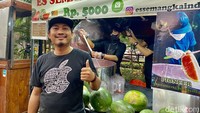 Syafril sang pemilik gerai Es Semangka India ini menceritakan awalnya membuat usaha unik ini. Ternyata, ide berjualan es semangka ini dari video kuliner Pakistan di YouTube. Foto: detikFood/Yenny Mustika Sari