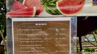 Racikan es semangka yang dibuat oleh Syafril tak hanya varian original saja, tapi ada kreasi yang ditambahkan susu dan sirup lain. Foto: detikFood/Yenny Mustika Sari