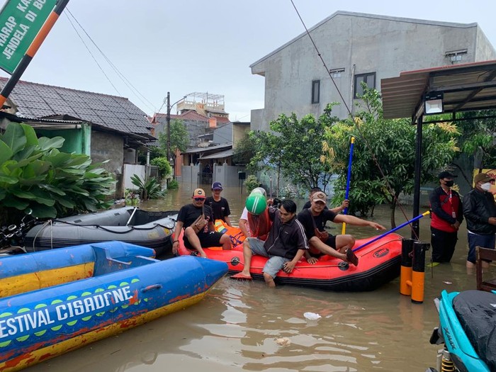 Evakuasi warga terdampak banjir di Ciledug, Tangerang (Mulia-detikcom)