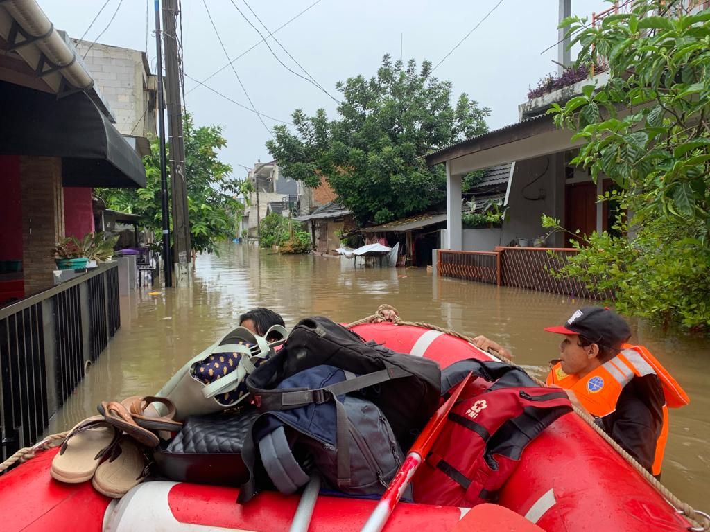 Evakuasi warga terdampak banjir di Ciledug, Tangerang (Mulia-detikcom)