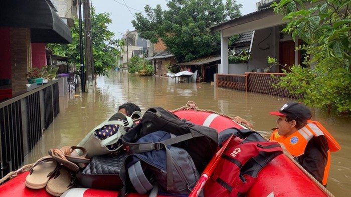 Evakuasi warga terdampak banjir di Ciledug, Tangerang (Mulia-detikcom)