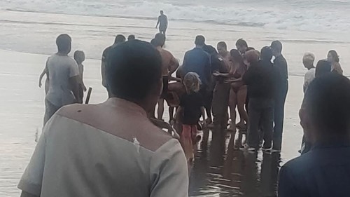 Evakuasi WN Turki terseret arus sebuah pantai di Jalan Pantai Berawa, Desa Tibubeneng, Kecamatan Kuta Utara, Kabupaten Badung