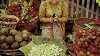 Masih di pasar tradisional di pulau Jawa, begini potret penjual buah-buahan sekitar tahun 1960-1970-an. Ada pisang hingga rambutan. Foto: Lib.UWM - Forman Harrison