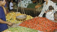 Masuk ke dalam pasar tradisional, ada penjual bumbu dapur. Terlihat seorang ibu sedang membeli cabai dari seorang penjual. Foto: Lib.UWM - Forman Harrison