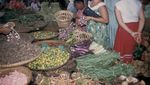 Nostalgia Penjual Sayur dan Buah di Pasar Tradisional Tahun 70-an