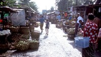 Beginilah suasana pasar tradisional di Bali. Foto ini diambil sekitar tahun 1975. Terlihat para pedagang tumpah ruah di satu titik. Foto: Blake Smith