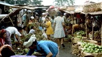 Beginilah suasana padatnya pasar tradisional di Bali. Para pembeli saling bertransaksi dengan penjual buah-buahan.   Foto: Blake Smith