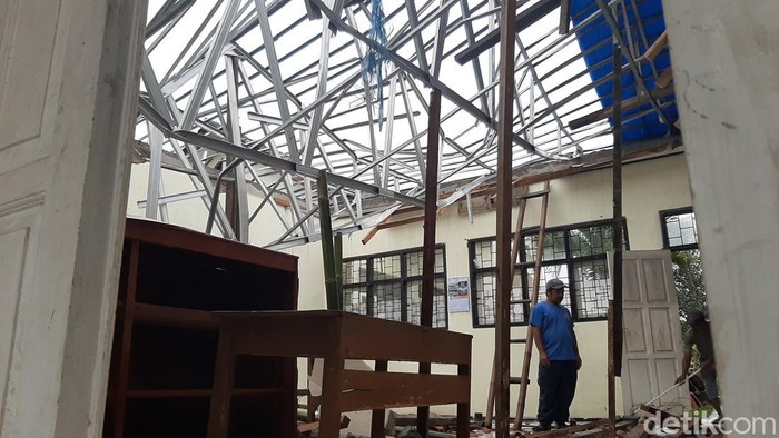 Gambar ruang kelas 3 dan ruang guru SD Negeri 1 puspahiang Kecamatan Puspahiang Kabupaten Tasikmalaya ambruk