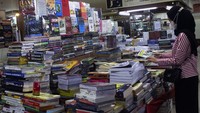 Memasuki awal tahun pelajaran baru, penjualan di sentra buku pelajaran Blok M Square mulai mengeliat.