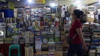 Rata-rata 10 hingga 50 buku terjual dalam sehari.