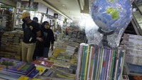 Tidak hanya buku baru, di kawasan ini juga menjual buku bekas.