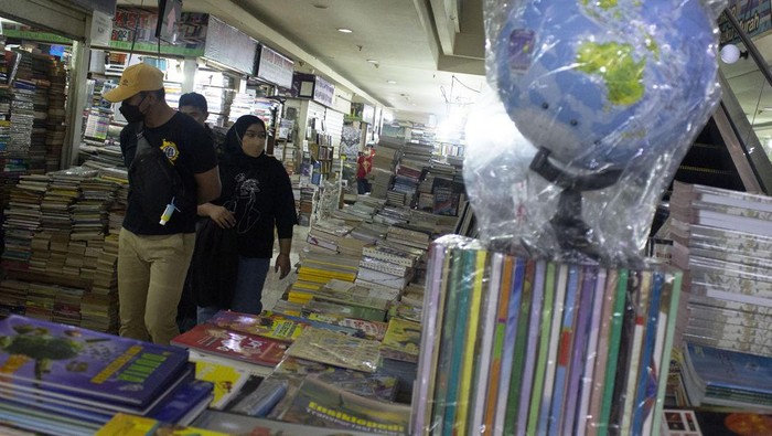 Geliat Penjualan Buku Bekas di Blok M Square Pengunjung mencari buku pelajaran di pertokoan Blok M Square, Jakarta Selatan, Sabtu (16/7/2022). Penjualan di Sentra buku pelajaran baru maupun bekas tersebut mulai mengeliat memasuki awal tahun pelajaran baru dengan jumlah buku terjual rata-rata 20 hingga 50 buku per hari. ANTARA FOTO/Subur Atmamihardja/wsj.