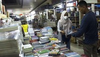 Pengunjung mencari buku pelajaran di pertokoan Blok M Square, Jakarta Selatan, Sabtu (16/7/2022).