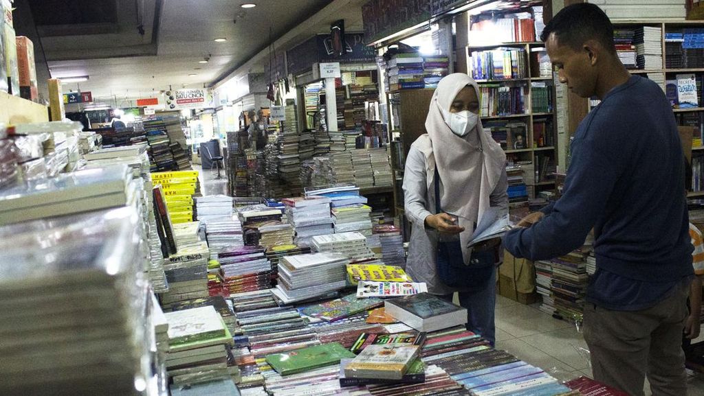 Geliat Penjualan Buku Bekas di Blok M Square