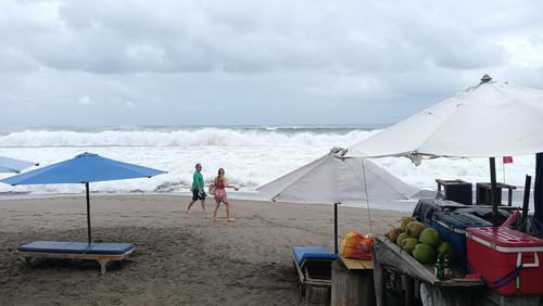Gelombang tinggi di Pantai Batu Belig, Sabtu (16/7/2022).