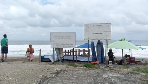Gelombang tinggi terjadi di Pantai Batu Belig, Kerobokan Kelod, Kuta Utara, Kabupaten Badung, Sabtu (16/7/2022) siang. Bahkan, air laut hampir mencapai bibir pantai akibat gelombang tinggi.