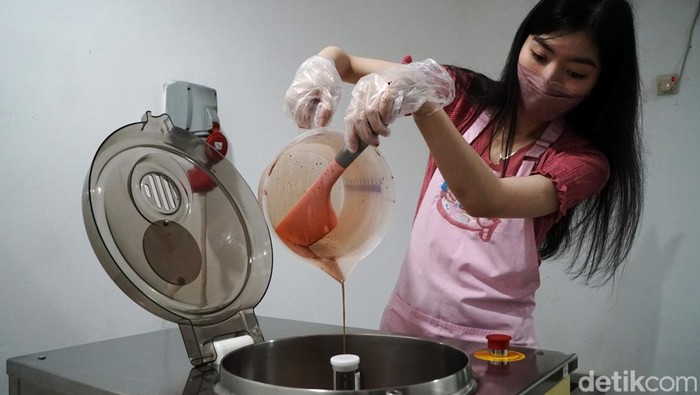 Glacerie Gelato Mencoba Bertahan di Tengah Naiknya Bahan Dasar Laras, owner dari Glacerie Gelato Jakarta tengah melakukan proses pembuatan Gelato, Jakarta, Jumat (15/7/2022). Glacerie Gelato Jakarta yang berdiri sejak 2020 lalu, mulai merasakan dampak kenaikan dari bahan baku untuk membuat gelato.