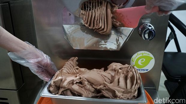 Laras, owner dari Glacerie Gelato Jakarta tengah melakukan proses pembuatan Gelato, Jakarta, Jumat (15/7/2022). Glacerie Gelato Jakarta yang berdiri sejak 2020 lalu, mulai merasakan dampak kenaikan dari bahan baku untuk membuat gelato.