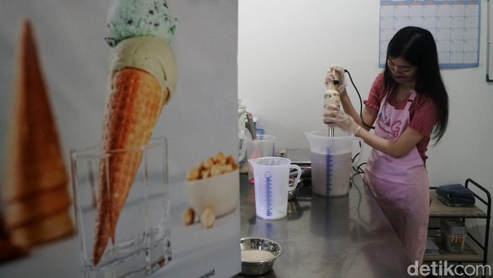 Glacerie Gelato Mencoba Bertahan di Tengah Naiknya Bahan Dasar Laras, owner dari Glacerie Gelato Jakarta tengah melakukan proses pembuatan Gelato, Jakarta, Jumat (15/7/2022). Glacerie Gelato Jakarta yang berdiri sejak 2020 lalu, mulai merasakan dampak kenaikan dari bahan baku untuk membuat gelato.