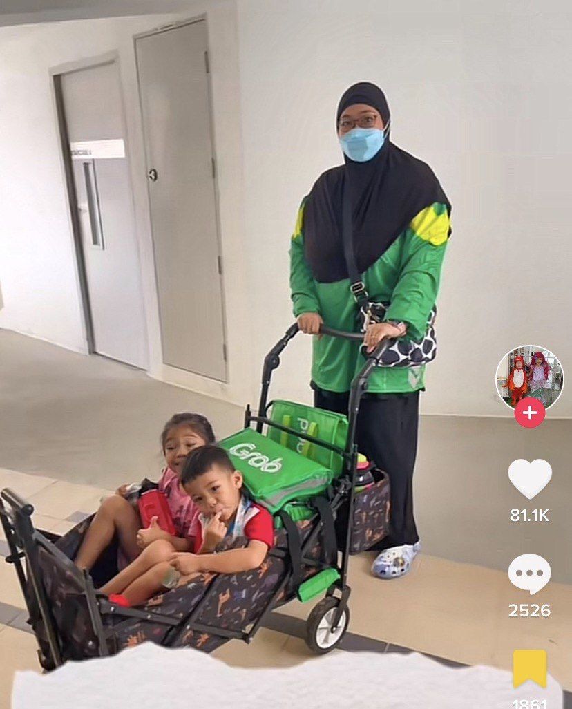 Haru! Ojol Ini Jalan Kaki Antar Makanan Sambil Bawa Dua Anaknya