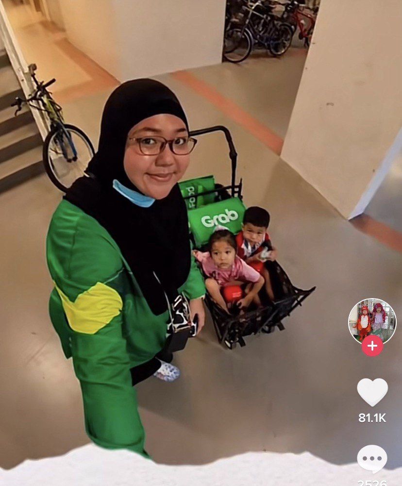Haru! Ojol Ini Jalan Kaki Antar Makanan Sambil Bawa Dua Anaknya