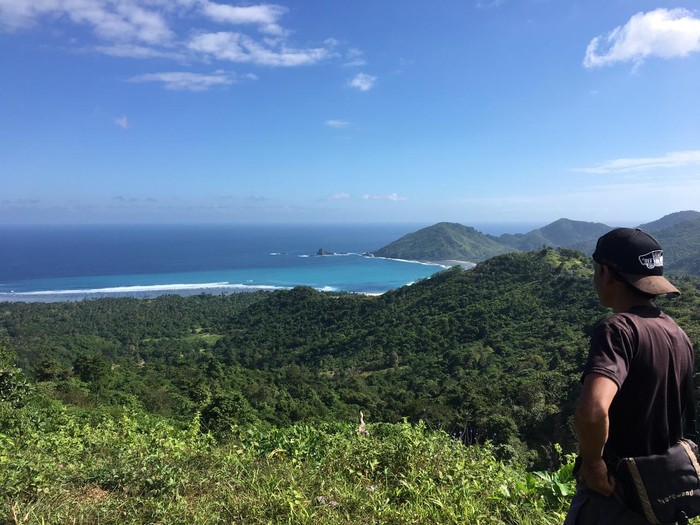 Hamparan bukit Mekaki di Desa Persiapan Belongas, Kecamatan Sekotong, Lombok Barat, menjadi spot selfie favorit wisatawan. Bentang alam yang indah itu dapat dinikmati saat melintas di jalan raya perbukitan di atas Pantai Mekaki Lombok Barat.
