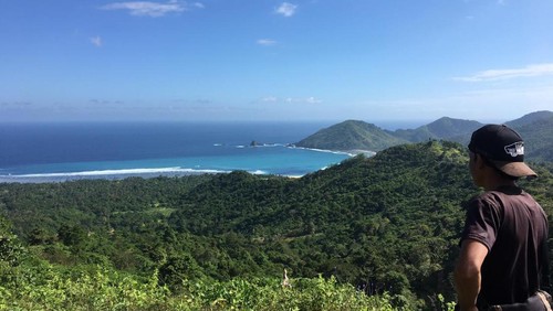 Hamparan bukit Mekaki di Desa Persiapan Belongas, Kecamatan Sekotong, Lombok Barat, menjadi spot selfie favorit wisatawan. Bentang alam yang indah itu dapat dinikmati saat melintas di jalan raya perbukitan di atas Pantai Mekaki Lombok Barat.
