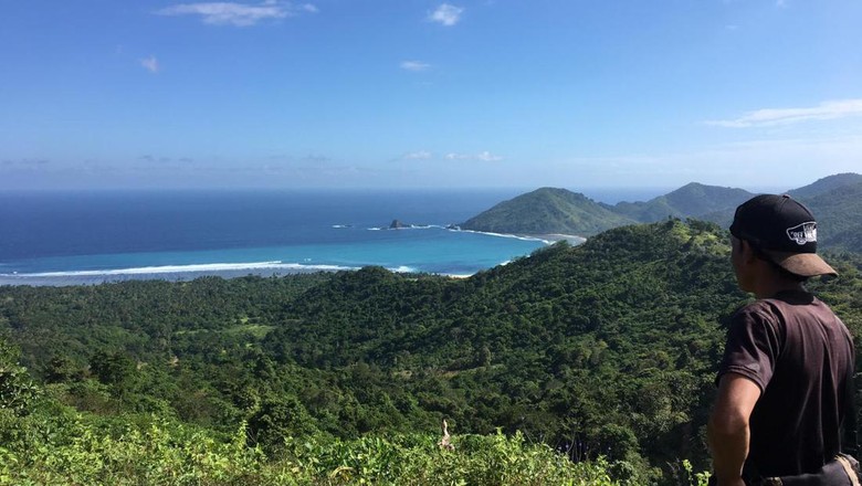 Hamparan bukit Mekaki di Desa Persiapan Belongas, Kecamatan Sekotong, Lombok Barat, menjadi spot selfie favorit wisatawan. Bentang alam yang indah itu dapat dinikmati saat melintas di jalan raya perbukitan di atas Pantai Mekaki Lombok Barat.