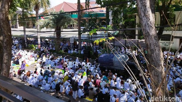 Haul Habib Abu Bakar Assegaf di Alun-alun Gresik