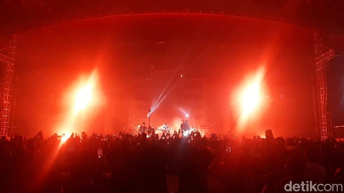 Ketika bergeser ke muka DBL Arema, suasana semakin riuh. Terpampang jelas poster bertuliskan Isyana Sarasvati LEXICONCERT. Penonton berbondong-bondong memasuki  stadion bola basket tersebut.