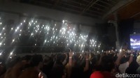 Saat penonton menyalakan flashlight/Foto: Suki/detikJatim