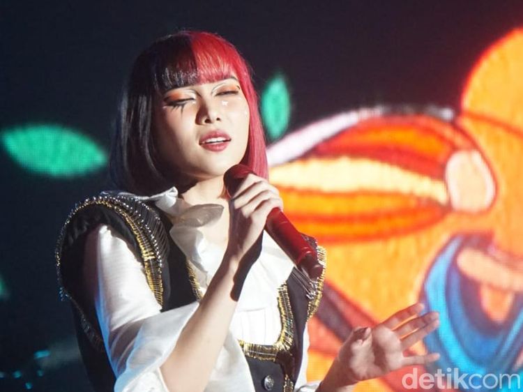 Momen Isyana Naik Reog dan Nyanyi Il Sogno Bareng Deadsquad