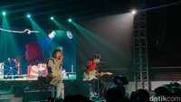 Isyana Sarasvati nyanyi bareng Arash Buana/Foto: Esti Widiyana/detikcom