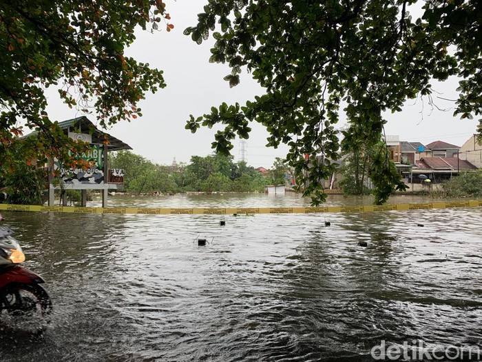 Jalan menuju Puri Kartika Indah, Ciledug, Kota Tangerang, 16 Juli 2022, pukul 09.30 WIB. (Mulia Budi/detikcom)