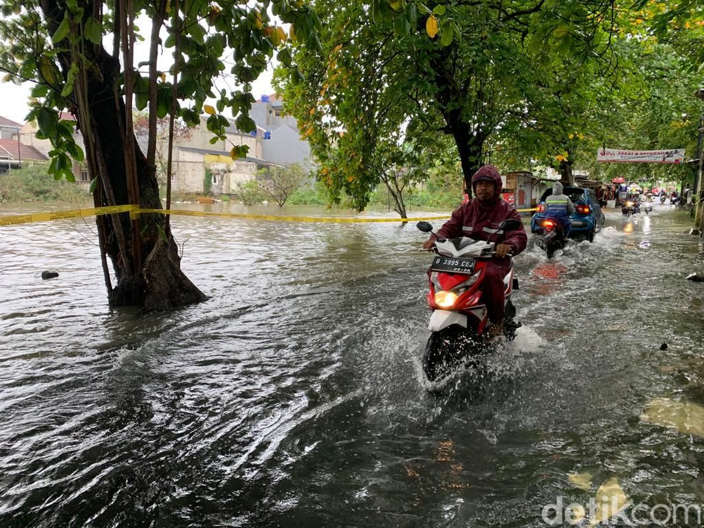Jalan menuju Puri Kartika Indah, Ciledug, Kota Tangerang, 16 Juli 2022, pukul 09.30 WIB. (Mulia Budi/detikcom)