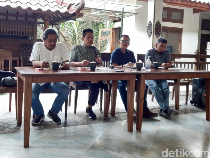 Jumpa pers organisasi relawan pendukung Joko Widodo (Jokowi) di kawasan Manahan, Solo, Sabtu (16/7/2022).
