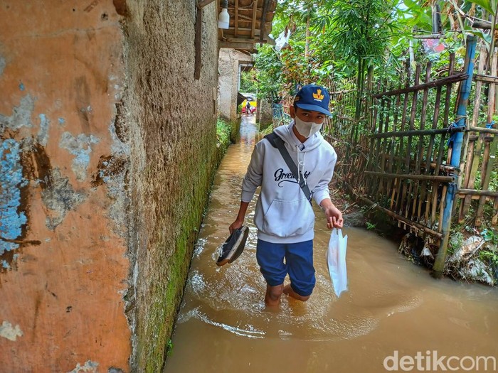 Kampung Muara, Kelurahan Andir, Kecamatan Baleendah, Kabupaten Bandung tergenang banjir.